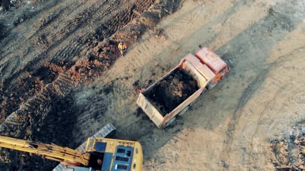 Equipos industriales pesados trabajando. Vista superior de las máquinas industriales reubicando el suelo excavado — Vídeo de stock