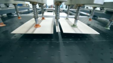 Tipografi makinesi kağıt kapakları yapıyor ve taşıyor