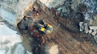 Maden sahasında çalışan bir kürek aracının üst görüntüsü