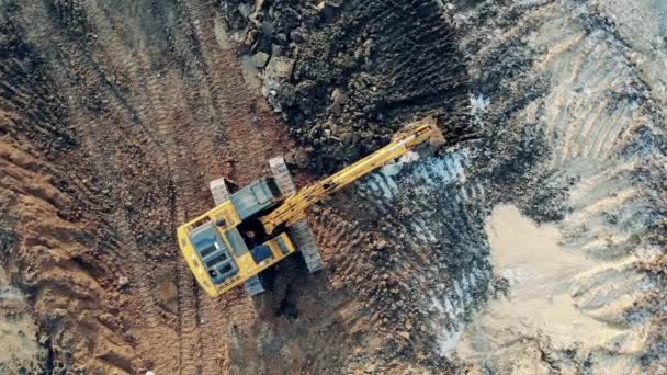 Madencilik yaparken bir kürek makinesinin üst görünümü — Stok video