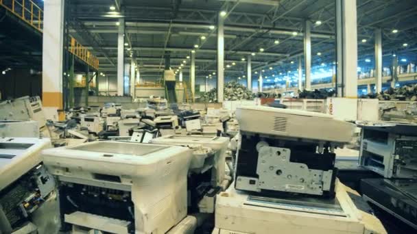 Afgedankte printers op een stortplaats voor recycling. — Stockvideo