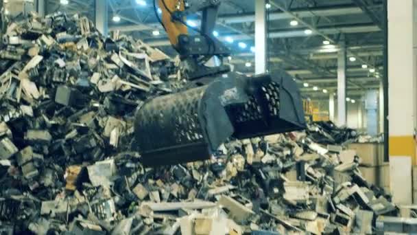 Máquina de trabajo agarra la basura de plástico para reciclar . — Vídeos de Stock
