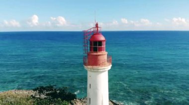 Deniz feneri kulesi deniz kenarında yer almaktadır.