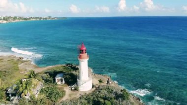Beyaz bir feneri olan yaz deniz manzarası