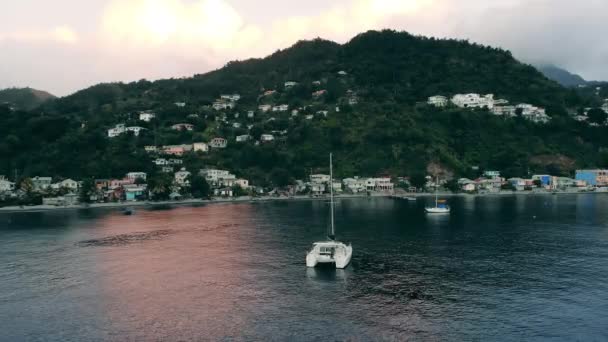 Resort město s čluny a domy podél pobřeží — Stock video