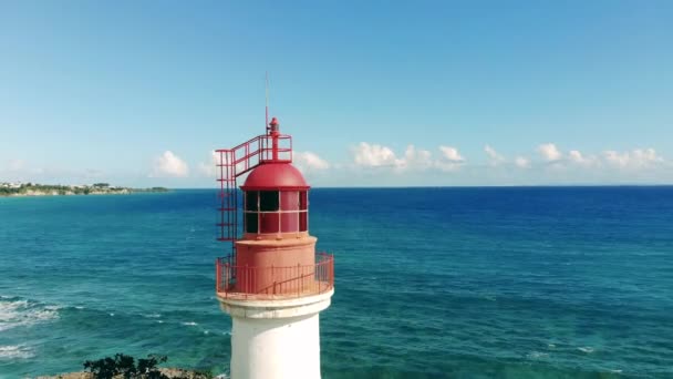 Vista meia-redonda de um farol localizado na costa — Vídeo de Stock