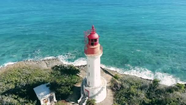 Linha costeira com um farol situado nela — Vídeo de Stock