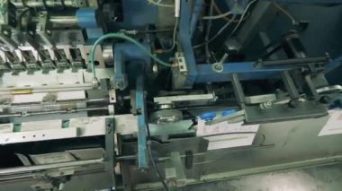 Yazılı kağıt endüstriyel ekipmanlara bağlanıyor.
