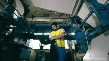 Fabrika işçisi işlevsel ekipmanları inceliyor. Mühendis, fabrika işçisi..