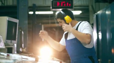 Erkek müfettiş planlar ve kontrol paneliyle çalışıyor. Mühendis, fabrika işçisi..