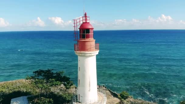 Parte superior de un faro y la orilla del mar — Vídeos de Stock