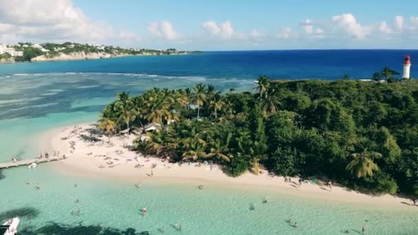 Playa tropical con una playa a la luz del sol — Vídeo de stock