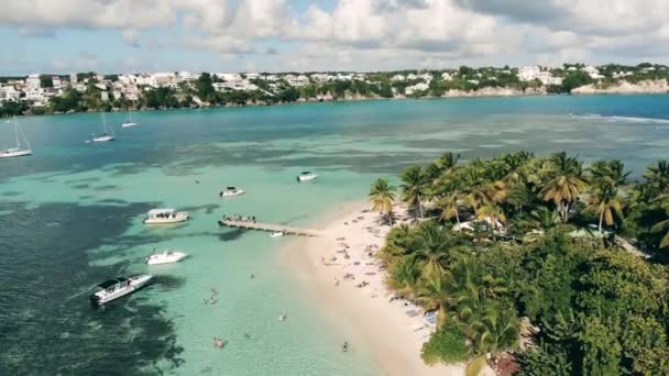 Resort város és egy trópusi strand közelében található — Stock videók