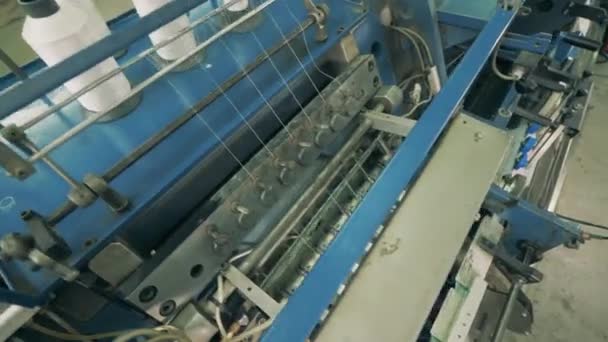 Máquina industrial en papel de encuadernación con hilos blancos — Vídeo de stock