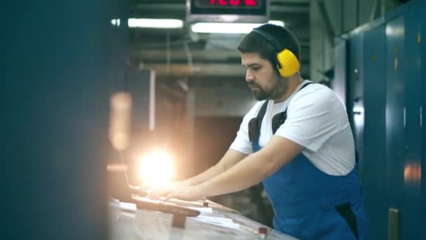 Fabriksingenjören arbetar med datorer och layouter. Ingenjör, arbetare på fabrik. — Stockvideo