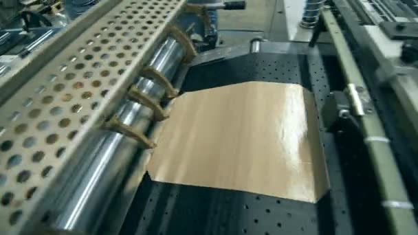 Karton kapak oluşturuluyor ve yama yapılıyor — Stok video