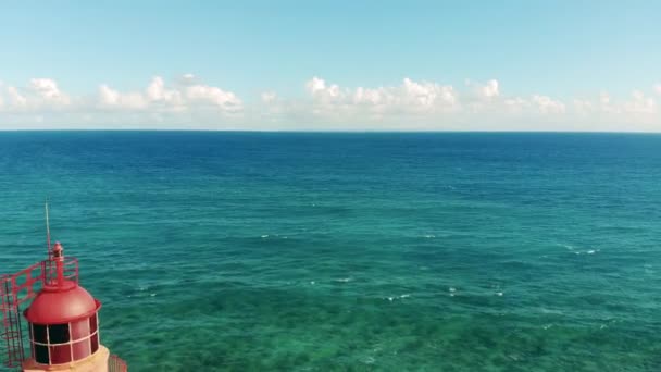 Eaux de mer turquoise et une île avec une balise dessus — Video