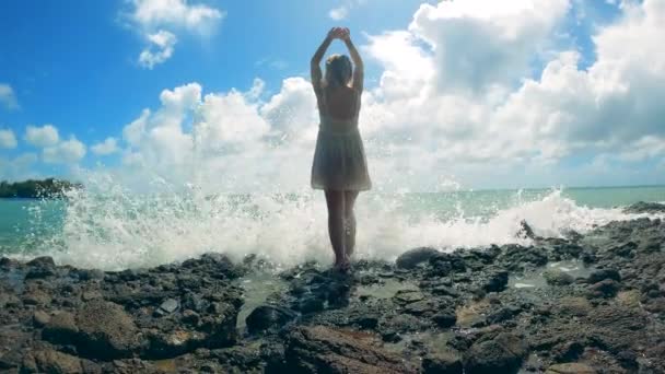Вид збоку жінки і океанічних хвиль, що розбиваються навколо неї — стокове відео
