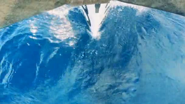 Передні човни розбиваються на хвилі під час плавання — стокове відео