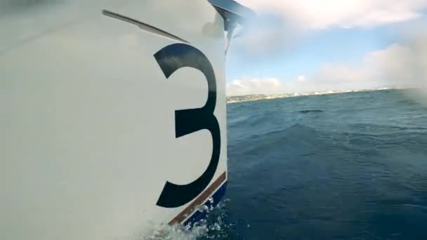 바다에 떠 있는 요트 보드의 측면 사진 — 비디오