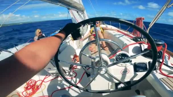 Vista in prima persona di bordo yacht con una donna in esso — Video Stock