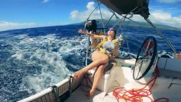 Žena odpočívá u kormidla plachetnice — Stock video