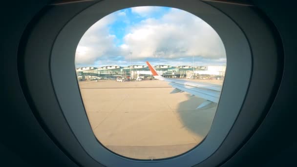 Paseo en pista visto desde la ventana de los aviones en movimiento rápido — Vídeo de stock