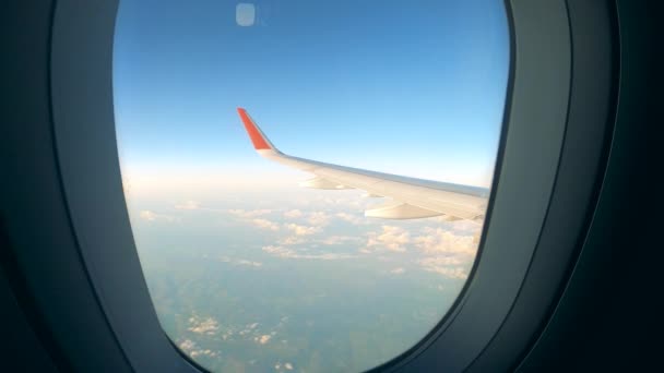Вид из окна самолета во время полета — стоковое видео
