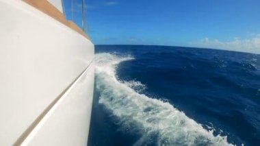 Dalgalara çarparken yelkenlilerin yan görünümü