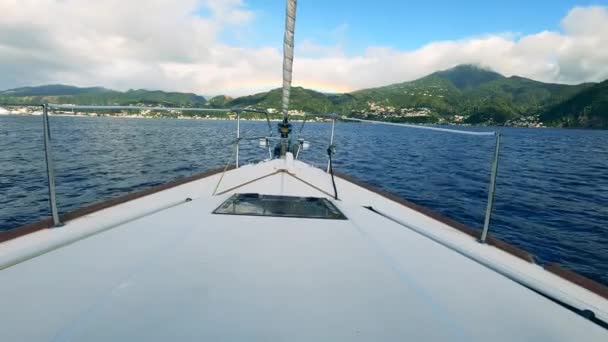 Segelboot schwimmt in Ego-Sicht auf das Ufer zu — Stockvideo