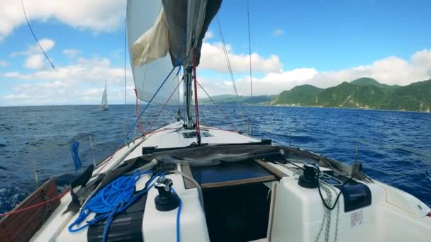 Eerste persoon uitzicht vanaf een jacht dat naar de kust drijft — Stockvideo