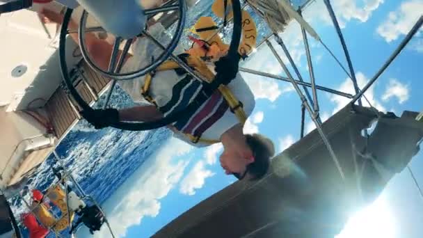 Напівкруглий вид щасливої леді, що керує вітрильним човном — стокове відео