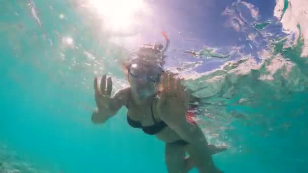 Jovem está nadando debaixo d 'água no mar — Vídeo de Stock