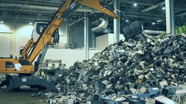 Los dispositivos electrónicos rotos están siendo reubicados por una draga. Basura, basura, fábrica de reciclaje de residuos . — Vídeo de stock