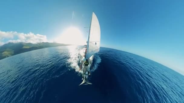 Vacaciones de verano en el mar. Buque flotante con personas a bordo en una vista semicírculo — Vídeo de stock