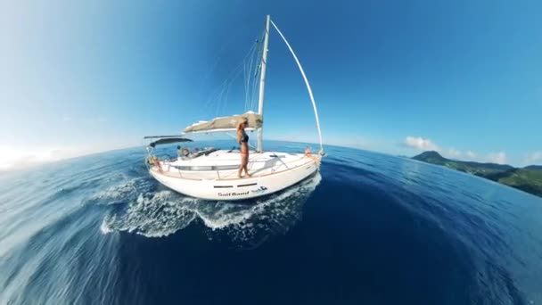 Deux femmes flottent sur un bateau le long de la côte. Amis sur un voilier pendant les vacances d'été, aventure en mer .