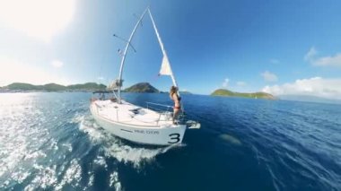 Bir yat sahil boyunca bir kadınla birlikte gidiyor.