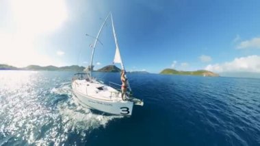 Bir bayan kendini bir yelkenli teknesinde filme çekiyor. Yaz tatili boyunca bir yelkenli teknesindeki arkadaşlar, deniz macerası..