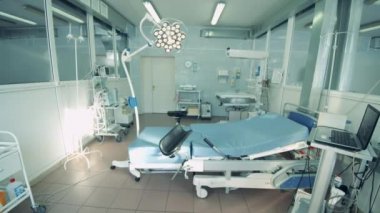 Doğum sandalyesi ve modern envanteri olan bir tıp odası.