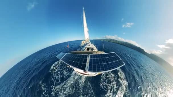 Vista superior de um iate solar navegando no mar — Vídeo de Stock