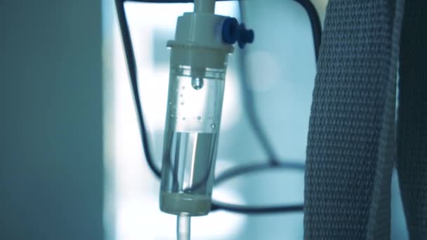 Flacon goutte à goutte médical avec liquide en gros plan — Video