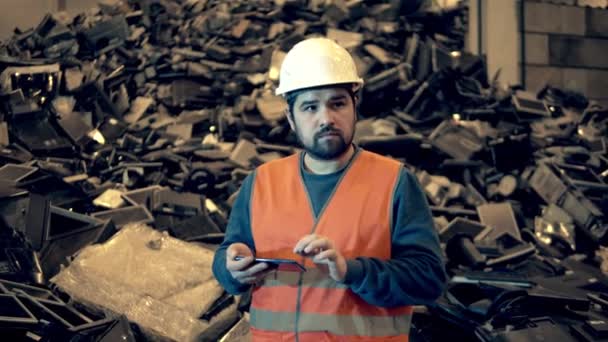 Beltéri lerakóhely egy férfi munkással, aki körülnéz. — Stock videók