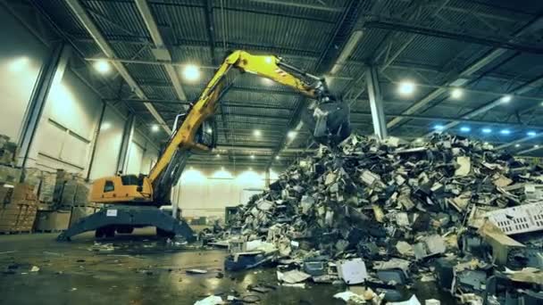 Junkyard unit met een transporter die afval verplaatst. Afval, afval, afvalrecyclingfabriek. — Stockvideo