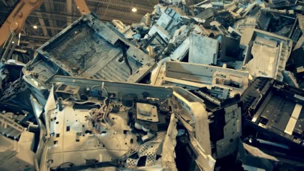 Des débris de téléviseurs cassés et d'ordinateurs dans une pile. Poubelles, poubelles, usine de recyclage des déchets . — Video