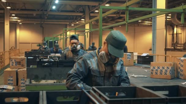 I dipendenti della discarica lavorano nei respiratori — Video Stock