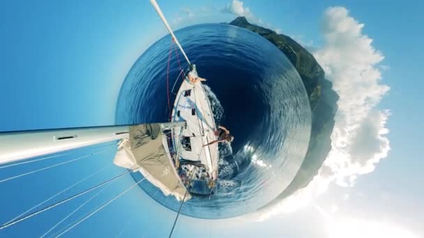Panorama redondo de una isla y un velero flotando cerca — Vídeos de Stock
