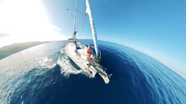 Panorama semicircolare di uno yacht con a bordo una signora che attraversa il mare — Video Stock