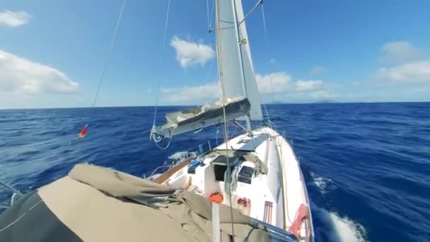 Vista em primeira pessoa do oceano a partir de um navio flutuante — Vídeo de Stock