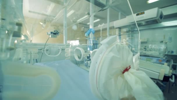 Коробка для немовлят у повністю обладнаному медичному відділенні — стокове відео