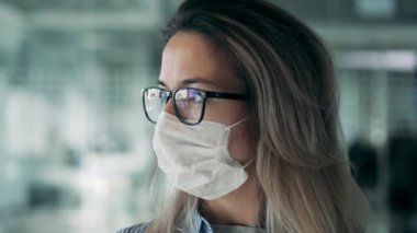 Tıbbi maske takan bir kadının ön görüntüsü.